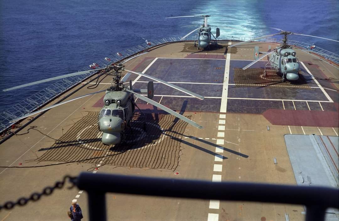 TRUFAULT's tweet photo. Unos #Kamov KA-25 en la cubierta del buque SSSR #Moskva, a mediados del año 1977.
🇷🇺
#helicópteros #helicóptero #helcopter #warzone https://t.co/ErLDErIINX