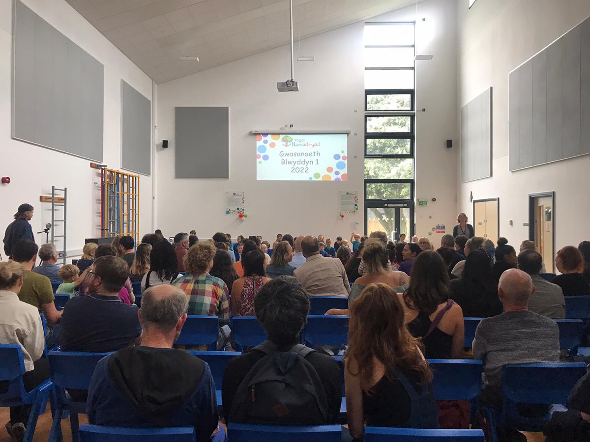 Athrawon balch iawn yn Nosbarth Gwern &amp; <a href="/1CHamadryad/">Ceiriosen</a> heddiw! Diolch i bawb ddaeth i gefnogi. Very proud teachers today. Thank you to all who came to support! ❤️