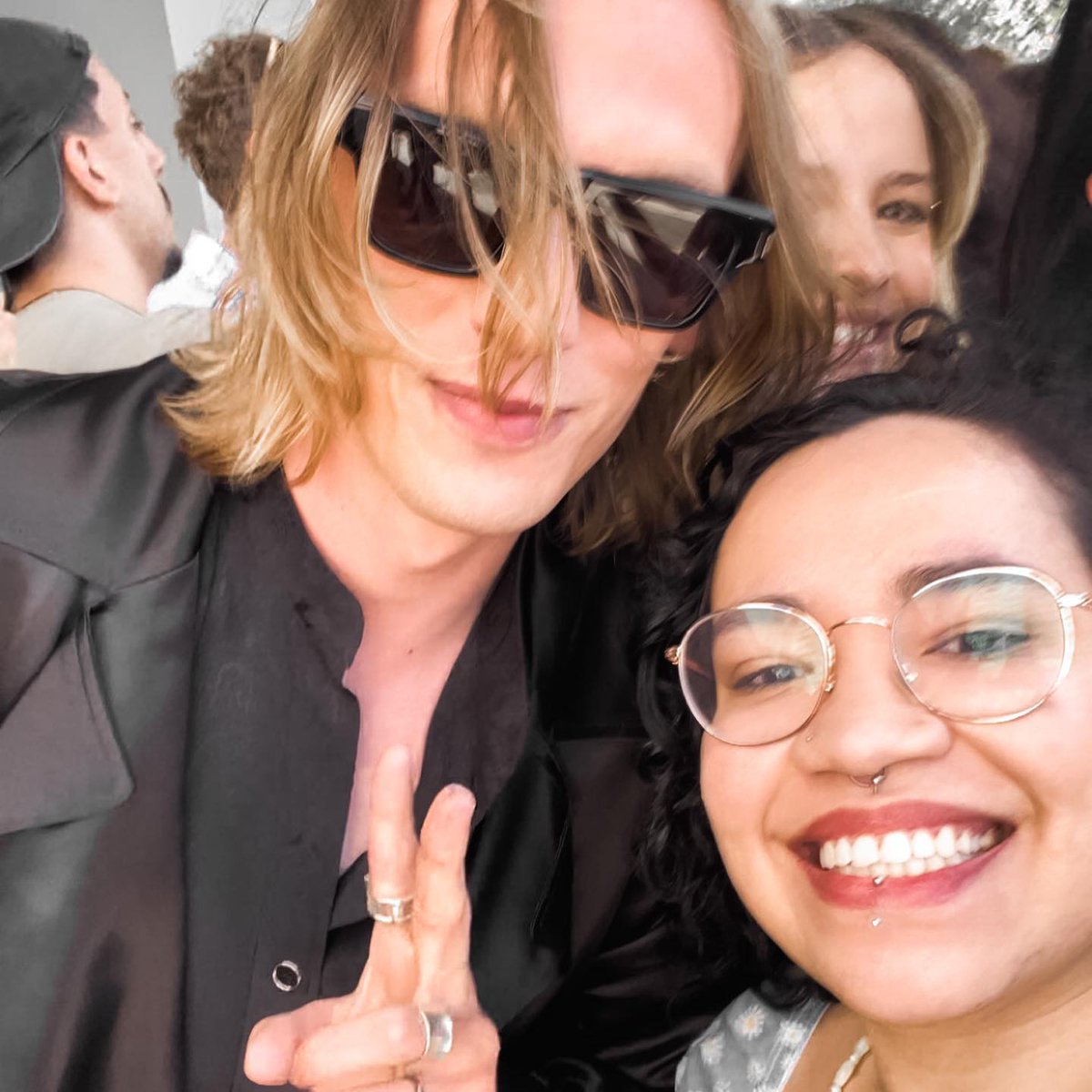 jcbupdates's tweet photo. ELE AUTOGRAFOU UM CITY OF BONES 😭 JAMIE AS JACE TA VIVISSIMO!!!!!! https://t.co/DIbfFDDNJR
