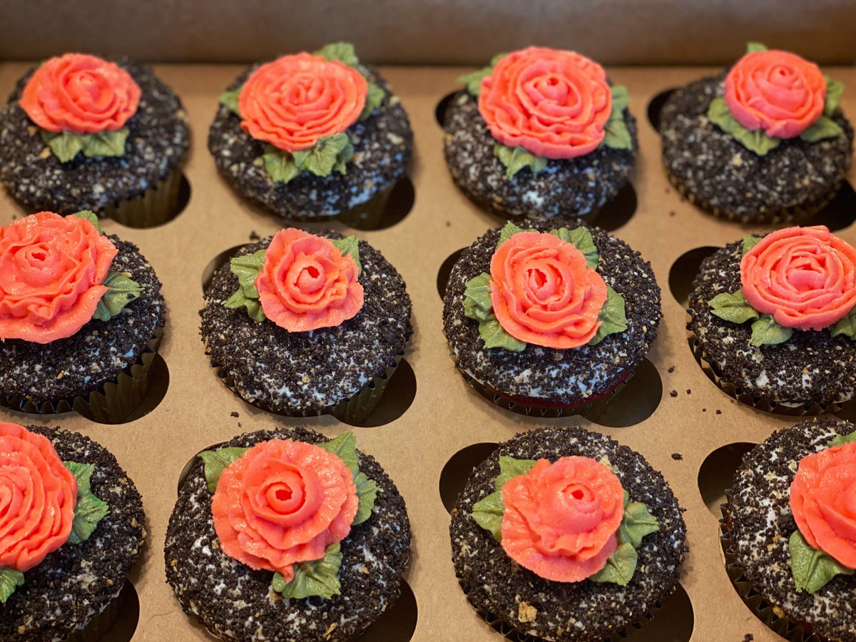 HomeMixin's tweet photo. 🚨🚨 FLASH SALE 🚨🚨

I have ONE DOZEN red velvet cupcakes available NOW! 🌸🧁 These feature vanilla buttercream covered in Oreo/graham cracker “dirt” and a flower on top.

Surprise someone with this sweet act of kindness.

Pick up in Four Corners!

$40 (Not even $3.50 each!) https://t.co/Mp2FnJdodf