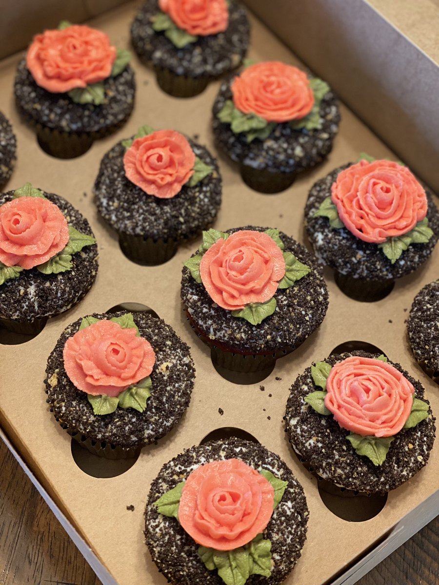 HomeMixin's tweet photo. 🚨🚨 FLASH SALE 🚨🚨

I have ONE DOZEN red velvet cupcakes available NOW! 🌸🧁 These feature vanilla buttercream covered in Oreo/graham cracker “dirt” and a flower on top.

Surprise someone with this sweet act of kindness.

Pick up in Four Corners!

$40 (Not even $3.50 each!) https://t.co/Mp2FnJdodf
