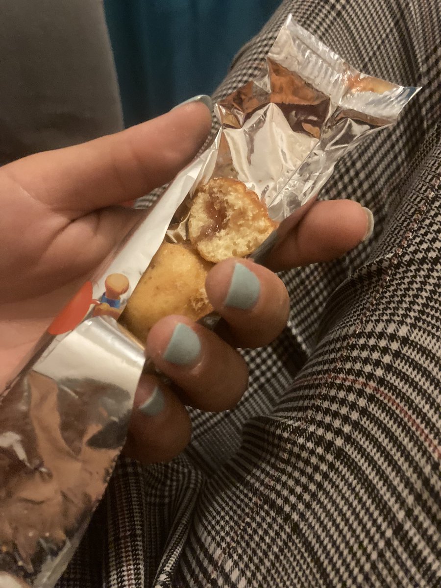 blouse_men's tweet photo. Donc tu va chez @Leclerc pour acheter des #coqueline et tu te rend compte que la totalité du paquet est composé de #gateau à moitié 🙄😡😡😡😡 https://t.co/bVHj5KFGj8