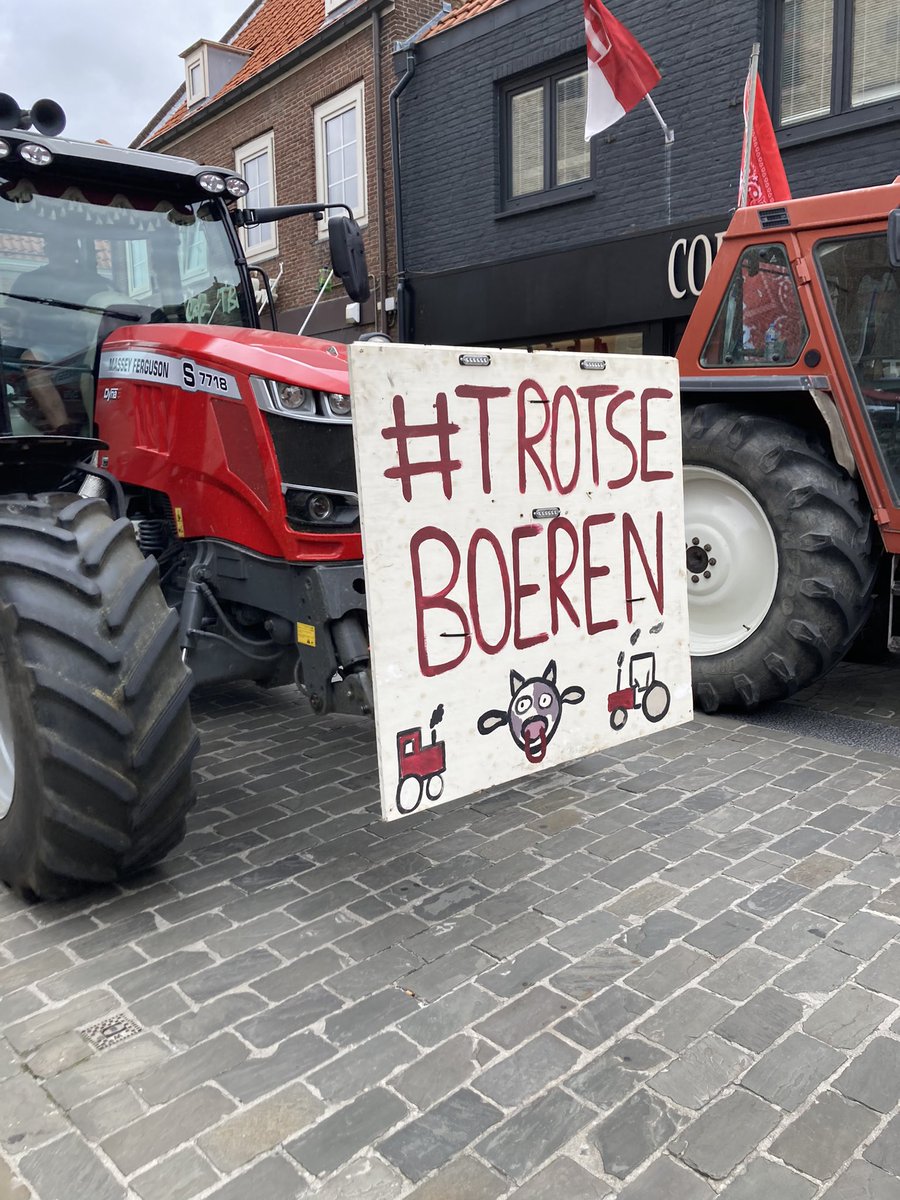 MargaVermue's tweet photo. Boerenprotest in @gemsluis tegen de stikstof plannen van ons kabinet. In gesprek en in het Belfort een duidelijk statement van @MaartenvHal https://t.co/f76EdYeVk6