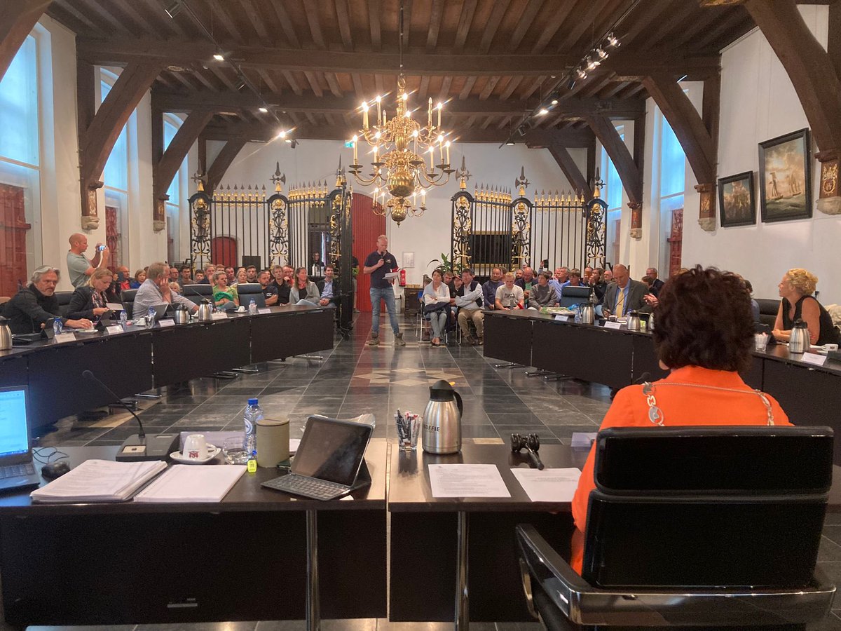 MargaVermue's tweet photo. Boerenprotest in @gemsluis tegen de stikstof plannen van ons kabinet. In gesprek en in het Belfort een duidelijk statement van @MaartenvHal https://t.co/f76EdYeVk6