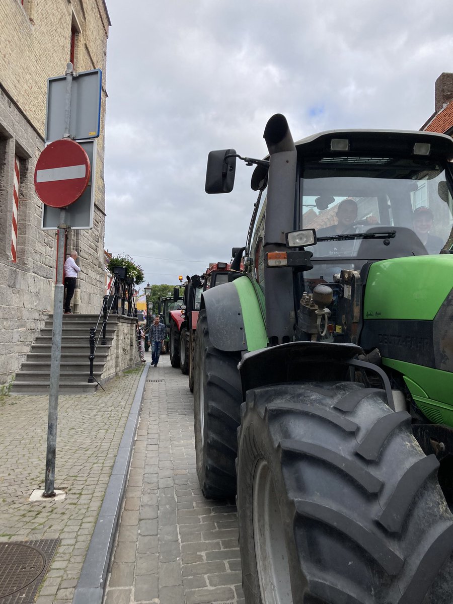 MargaVermue's tweet photo. Boerenprotest in @gemsluis tegen de stikstof plannen van ons kabinet. In gesprek en in het Belfort een duidelijk statement van @MaartenvHal https://t.co/f76EdYeVk6