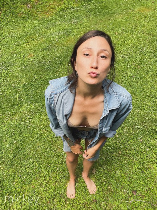 &mdash; attention please. 🌱 https://t.co/LudmifVRK7