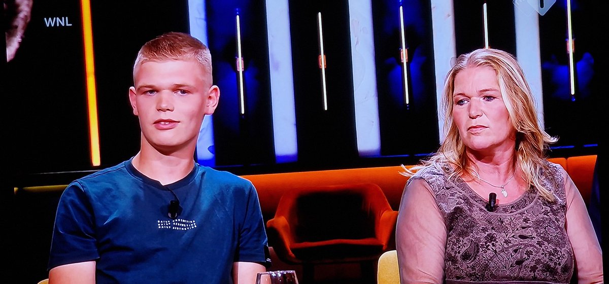 Jouke speelt de slachtofferrol en vertelt een poeslief verhaal. 

Hij en zijn moeder beginnen te lachen als Kockelmann zegt dat hij niet op de snelweg mag rijden. Hij heeft dus de wet overtreden.

En intussen zit 'n agent ondergedoken en dat geloven ze niet.

Schandelijk! #op1npo