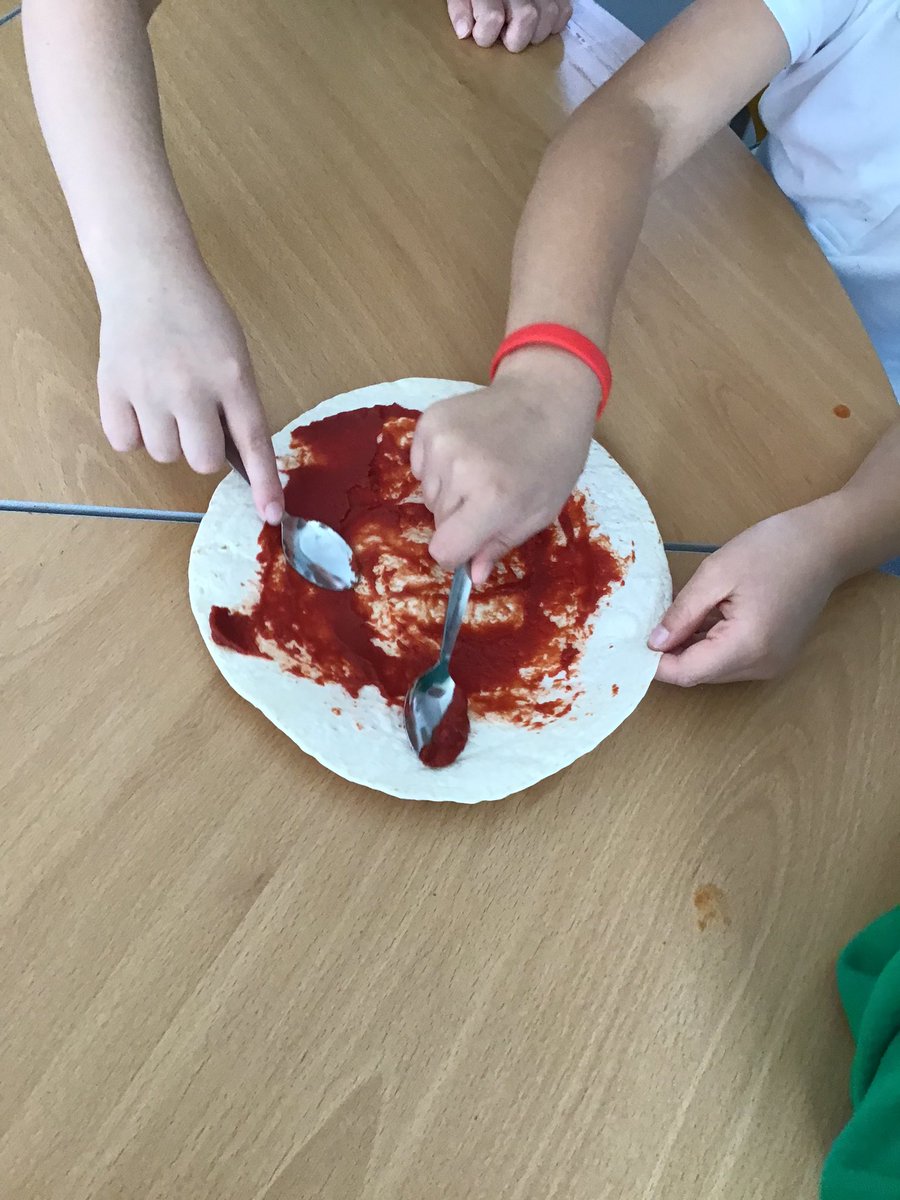 MissEllisClover's tweet photo. Today in DT we made vegetarian pizza wraps. We learnt new skills - what a vegetarian is, what ingredients we needed to use and the correct equipment to make our pizzas. Penguin class loved making these. They tasted really good too🍕😁 https://t.co/1XIjmlvdyP