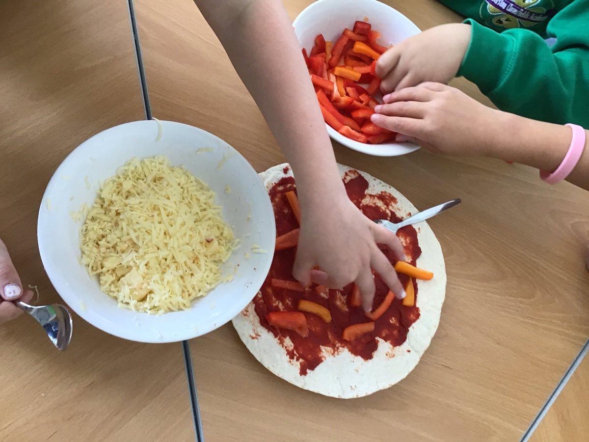 MissEllisClover's tweet photo. Today in DT we made vegetarian pizza wraps. We learnt new skills - what a vegetarian is, what ingredients we needed to use and the correct equipment to make our pizzas. Penguin class loved making these. They tasted really good too🍕😁 https://t.co/1XIjmlvdyP