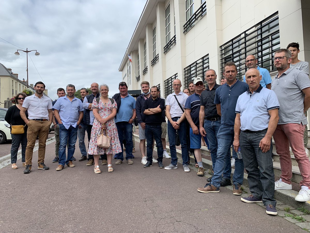 LEleveurlaitier's tweet photo. Affaire Savencia - Sunlait : enfin l’audience sur le fond cet après midi au tribunal judiciaire de Coutances. 70 producteurs présents pour défendre leur #prix du #lait 2020 et 2021. Le Délibéré le 30 août sera important pour les deux parties mais aussi pour toute la filière. https://t.co/NSvjaWNkfn