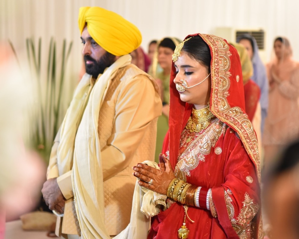 Sharnammonga2's tweet photo. Those who make wrong comments on @BhagwantMann sahib marriage or on their personal relationship, 
You have chosen #Chiefminister Not brother-in-law, 
Why do you have a stomachache. 
Millions of curses on poor thinking. 
@BhagwantMann congratulations for New life ❤
#BhagwantmannM https://t.co/TUbICXhiPq