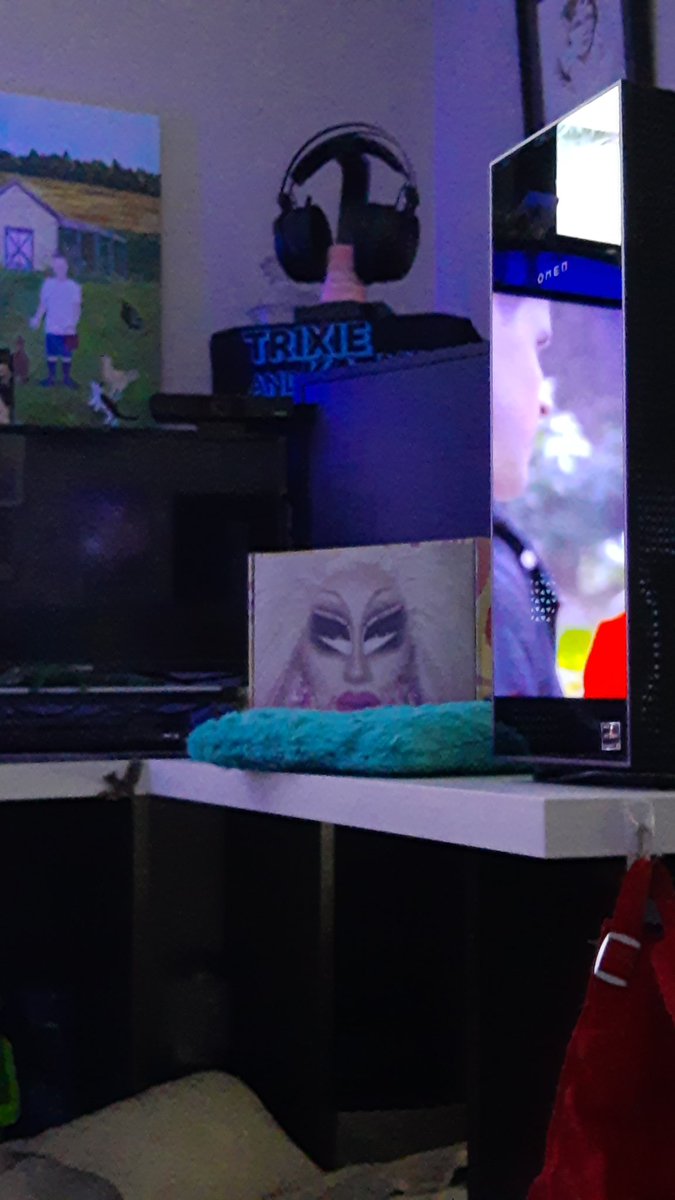 VRCarter10's tweet photo. @trixiemattel I'm not sure, but I feel like I'm being judged..... https://t.co/36c9Q7aFKG