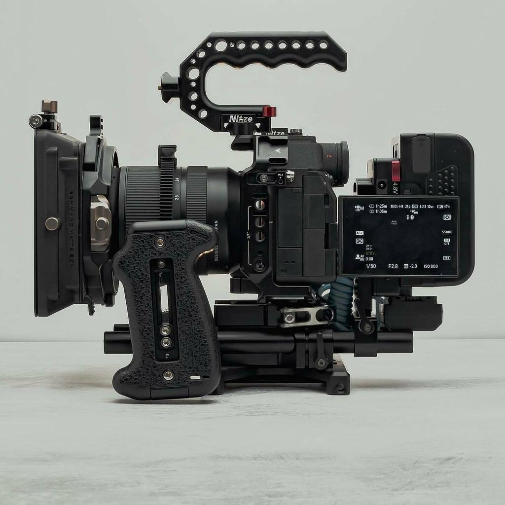 CameTV's tweet photo. @andreasviker showing his recent Sony A7IV Rig with our CAME-TV Mini 99 V-Mount!

#cametv #vmount #sony #a7iv #sonya7iv #filmmaking #mini99 #camerarig #cinematography https://t.co/dxVThuQqGR