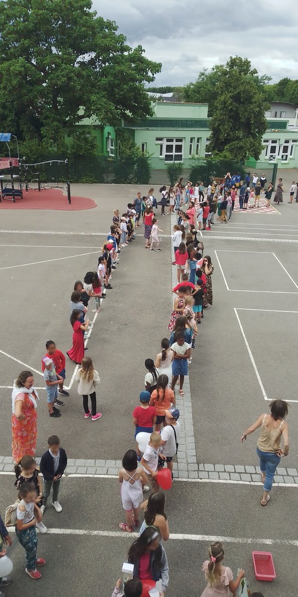 LouiseMichelVDR's tweet photo. Dernier jour pour les élèves de @LouiseMichelVDR. Contents de partir en vacances mais aussi tristes de quitter leurs enseignantes. Pour certains, départ vers le collèges #Montaigne, #Allais ou #Langlois. Départ d'une des enseignantes présente depuis 14 ans... https://t.co/cl849cKbpB
