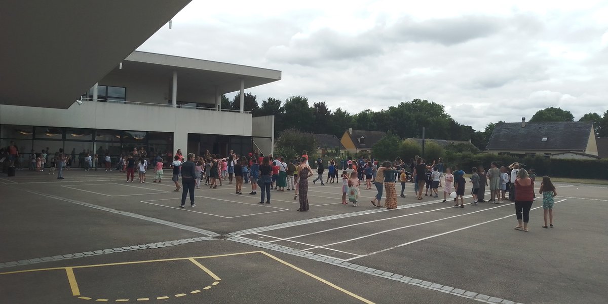 LouiseMichelVDR's tweet photo. Dernier jour pour les élèves de @LouiseMichelVDR. Contents de partir en vacances mais aussi tristes de quitter leurs enseignantes. Pour certains, départ vers le collèges #Montaigne, #Allais ou #Langlois. Départ d'une des enseignantes présente depuis 14 ans... https://t.co/cl849cKbpB