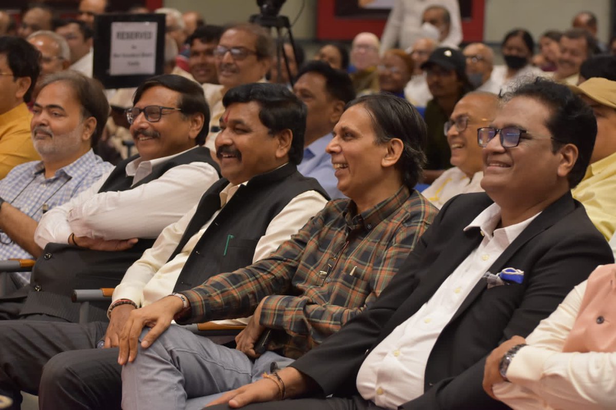 ચિત્રલેખા દ્વારા અમદાવાદ મેનેજમેન્ટ એસોસિએશન ખાતે માન. મુખ્યમંત્રી શ્રી <a href="/Bhupendrapbjp/">Bhupendra Patel</a>જીની ઉપસ્થિતિમાં લાખો ચાહકોના હૃદય પર રાજ કરનાર હાસ્યલેખક શ્રી વિનોદ ભટ્ટને પ્રસિદ્ધ સામાયિક ચિત્રલેખાનો વજુ કોટક સુવર્ણચંદ્રક (મરણોત્તર) એનાયત કરવામાં આવ્યો.