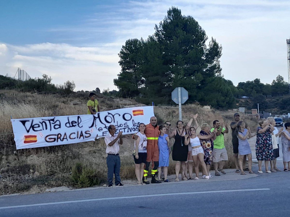 ccoocpbv's tweet photo. #IFVentadelMoro un gesto maravilloso de los vecinos de Venta del Moro. Recibir un aplauso tan sincero consigue que carguemos pilas y sobrellevemos la precariedad laboral que soportamos. Vamos a dejarnos la piel por nuestros montes y pueblos como venimos haciendo durante años. https://t.co/R2yF4LJ2xB