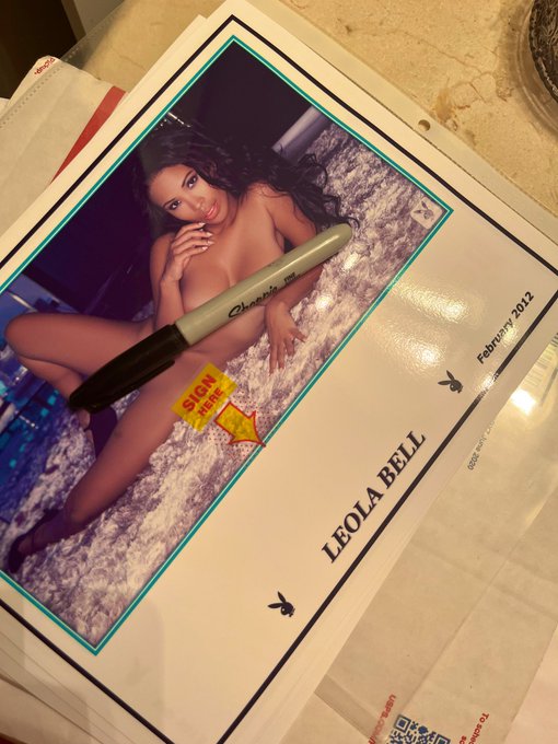 signing autographs will never get old. I Love it every single time &hearts;️ https://t.co/dHUsStwCPr<a href="/tag/newprofilepic"class="tags"><span>#newprofilepic</span></a>