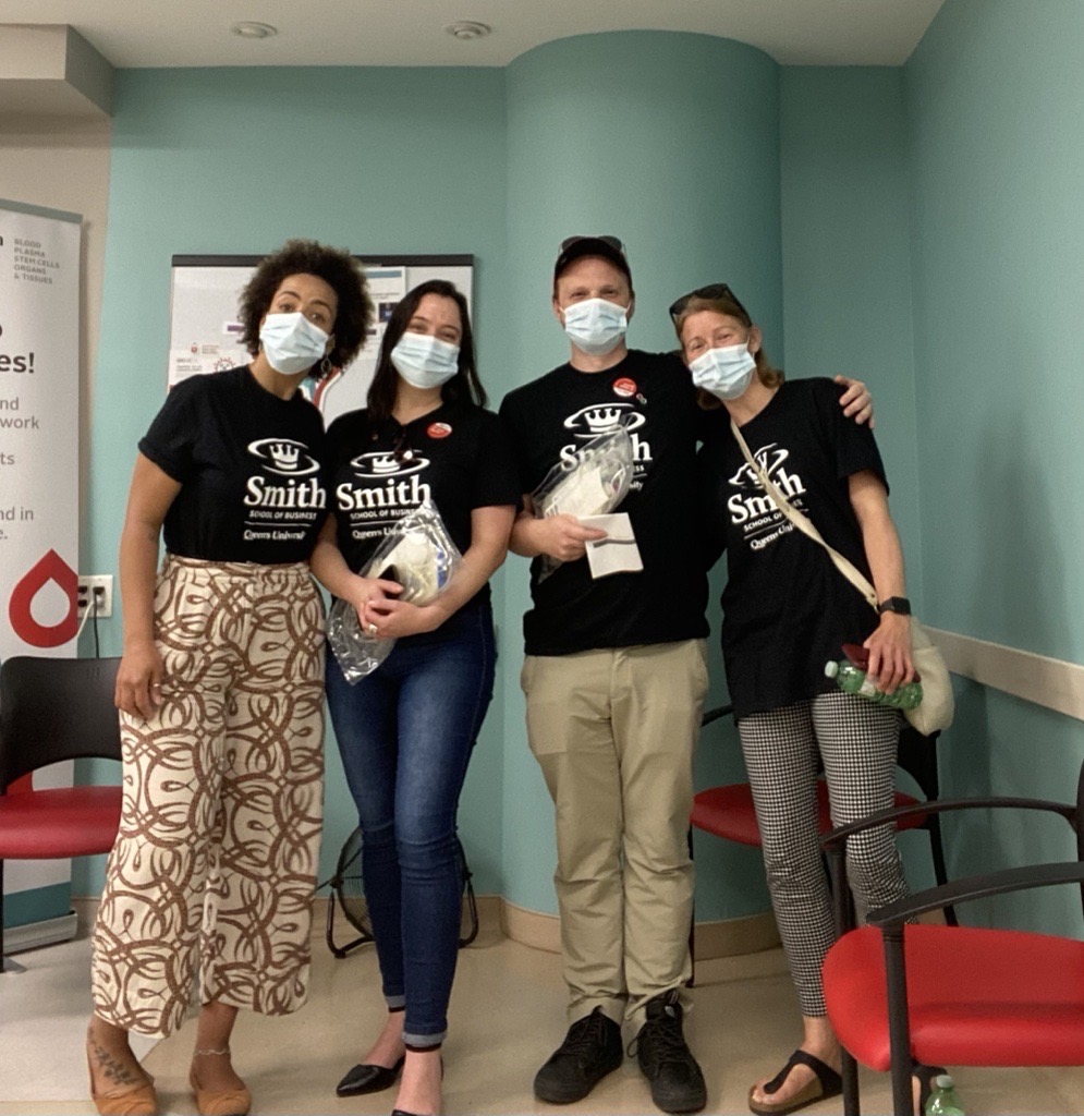 SmithBusiness's tweet photo. Last week, #SmithToronto spent the day #GivingBack to the local #community. One activity saw the group write uplifting messages to senior citizens as part of the not-for-profit initiative Sending Sunshine. https://t.co/H3E1CbmptN