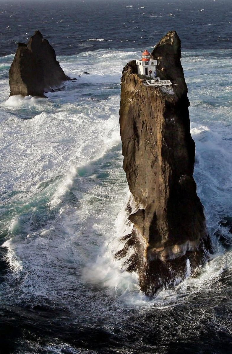 fuerte_susana's tweet photo. Thridrangar lighthouse in Iceland. https://t.co/vtBvHCM4iw