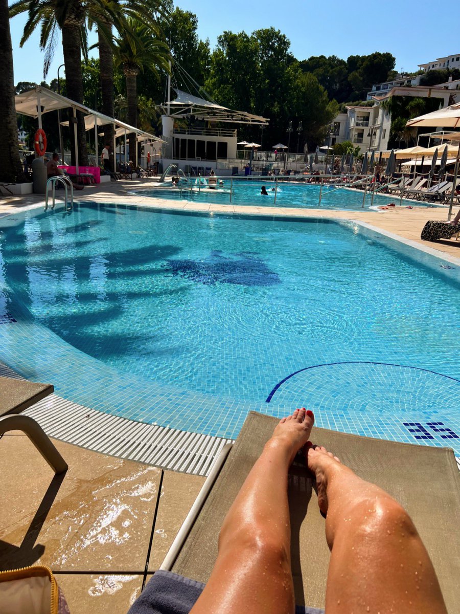 Bethan_Southern's tweet photo. Well this is all kinds of amazing! Birthday holiday! #surprises #relax #boiling #kidfree #partypants ๐๐๐๐ https://t.co/J2GfWwddFE