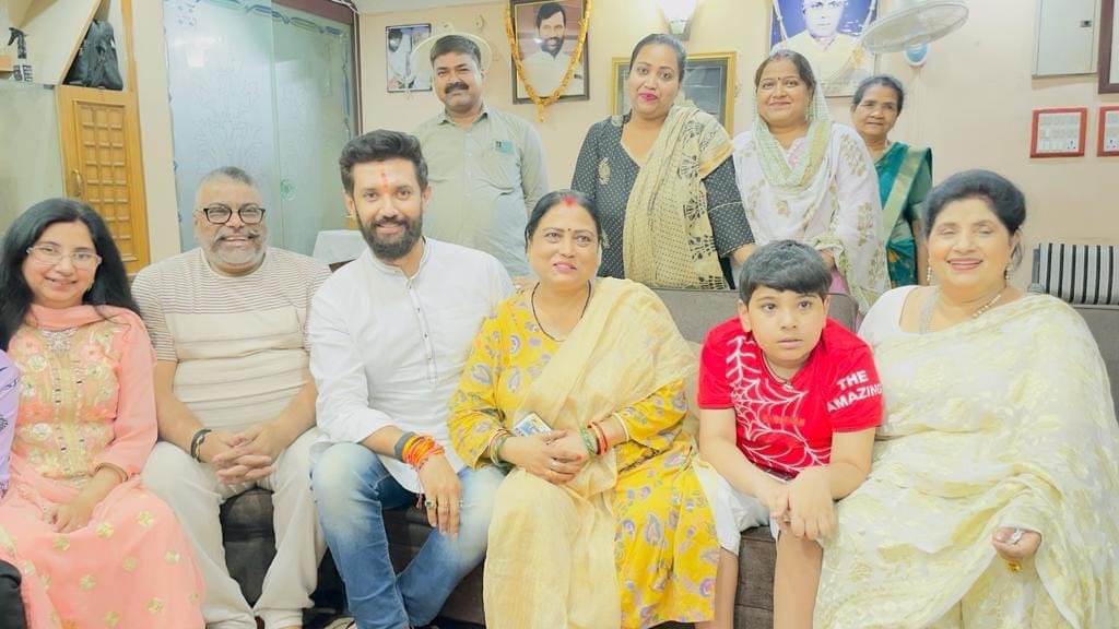 SadhuPaswan's tweet photo. अपने अति व्यस्त कार्यक्रम में से वक़्त निकाल कर प्रिय अनुज एवं लोक जनशक्ति पार्टी (रामविलास ) के राष्ट्रीय अध्यक्ष सह सांसद श्री चिराग पासवान जी, मेरे सासू मां, मेरी छोटी साली और उनके बच्चे मेरे आवास पर आएं और काफी समय परिवार के साथ व्यतीत कि���ा। @iChiragPaswan https://t.co/SwB4ThxsLs
