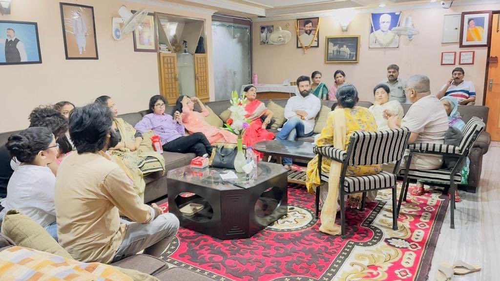 SadhuPaswan's tweet photo. अपने अति व्यस्त कार्यक्रम में से वक़्त निकाल कर प्रिय अनुज एवं लोक जनशक्ति पार्टी (रामविलास ) के राष्ट्रीय अध्यक्ष सह सांसद श्री चिराग पासवान जी, मेरे सासू मां, मेरी छोटी साली और उनके बच्चे मेरे आवास पर आएं और काफी समय परिवार के साथ व्यतीत कि���ा। @iChiragPaswan https://t.co/SwB4ThxsLs