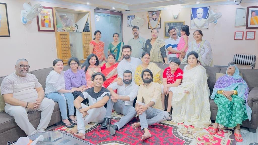 SadhuPaswan's tweet photo. अपने अति व्यस्त कार्यक्रम में से वक़्त निकाल कर प्रिय अनुज एवं लोक जनशक्ति पार्टी (रामविलास ) के राष्ट्रीय अध्यक्ष सह सांसद श्री चिराग पासवान जी, मेरे सासू मां, मेरी छोटी साली और उनके बच्चे मेरे आवास पर आएं और काफी समय परिवार के साथ व्यतीत कि���ा। @iChiragPaswan https://t.co/SwB4ThxsLs