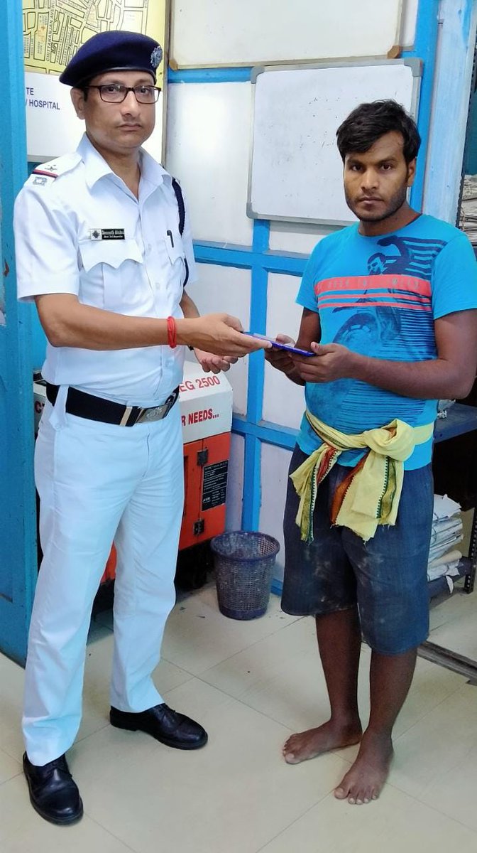KPCentralDiv's tweet photo. Girish Park PS handed over smartphone to the owner after recovery.
@CPKolkata @KPDetectiveDept @KolkataPolice https://t.co/9yU5RuwbqA