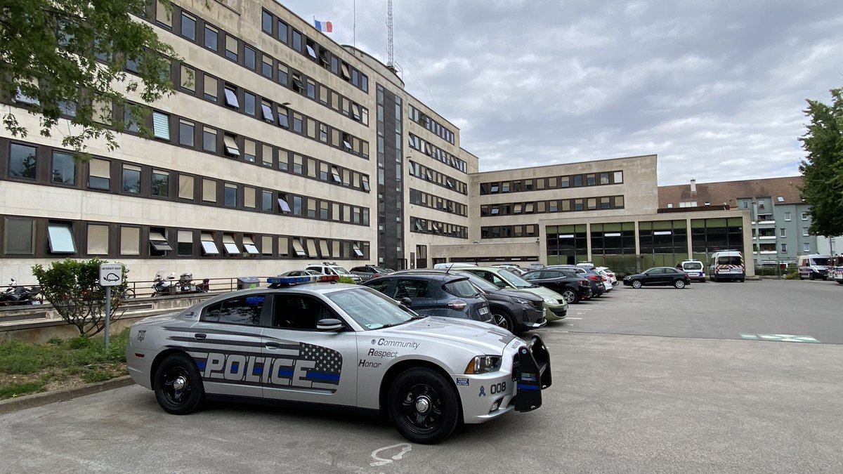 TributeCopCar's tweet photo. โซ๏ธ๐ตโซ๏ธ ๐ช๐บ๐ซ๐ท #Dijon
"Hรดtel de police"
๏ฟผ๏ฟผ
๐ #IStandWithThePolice
๐ #GodBlessTheFallen
๐ #HonoringTheFallen
๐ #ThisIsWhatWeDo
๐ #DefendThePolice
๐ #TheThinBlueLine
๐ #WeBackTheBlue
๐ #TributeCopCar
๐ #SaluteTheBlue
๐ #NeverForget https://t.co/2xQ1bw2ZiA