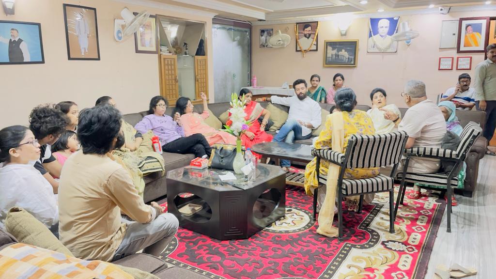 iChiragPaswan's tweet photo. आज माँ के साथ आशा दीदी एवं जीजाजी श्री अनिल साधु जी के आवास पर उनसे एवं परिवार के अन्य सदस्यों से मुलाकात की। https://t.co/CsZd5v3AEK
