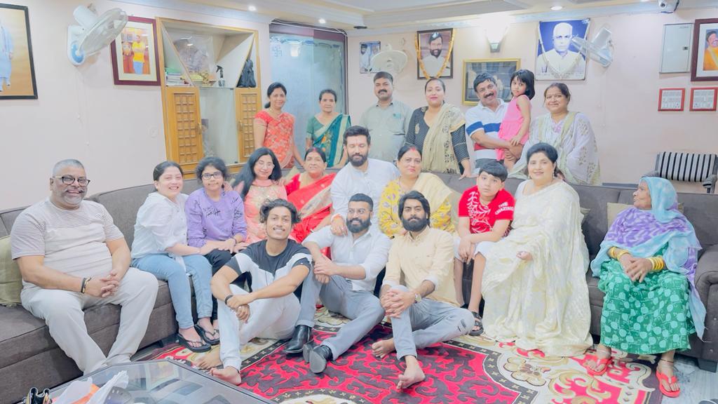 iChiragPaswan's tweet photo. आज माँ के साथ आशा दीदी एवं जीजाजी श्री अनिल साधु जी के आवास पर उनसे एवं परिवार के अन्य सदस्यों से मुलाकात की। https://t.co/CsZd5v3AEK