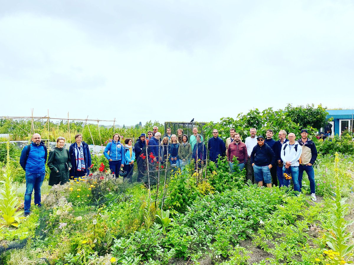 d_akkers's tweet photo. De complete 'ambtelijke top' van het Groothertogdom van #Luxemburg bracht vandaag een bezoek aan onze rooftop! Het was weer druk op dak !!! #Rooftopexcursion informatie op 📲 www.dakakker 🌱 https://t.co/tgZLfZ0Glu