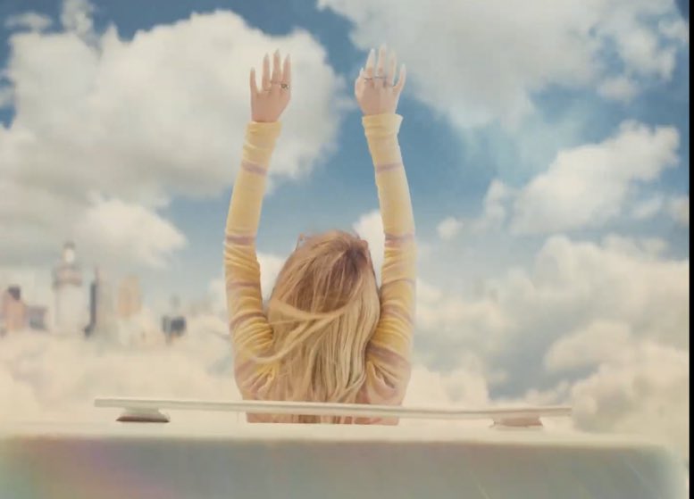 machineheartkb's tweet photo. omg omg omg, @KelseaBallerini the HEARTFIRST music video is SO freaking cool, all the special effects and costumes!!!!! OBSESSED https://t.co/8AR6JpZU73