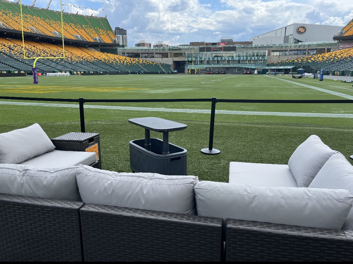 EEKarter's tweet image. Happy game day! We have one LOGE table remaining. Giving it away to one lucky person for our game tonight at 7pm. Must be following me, RETWEET for a chance to win the table! Good luck. #GoElks