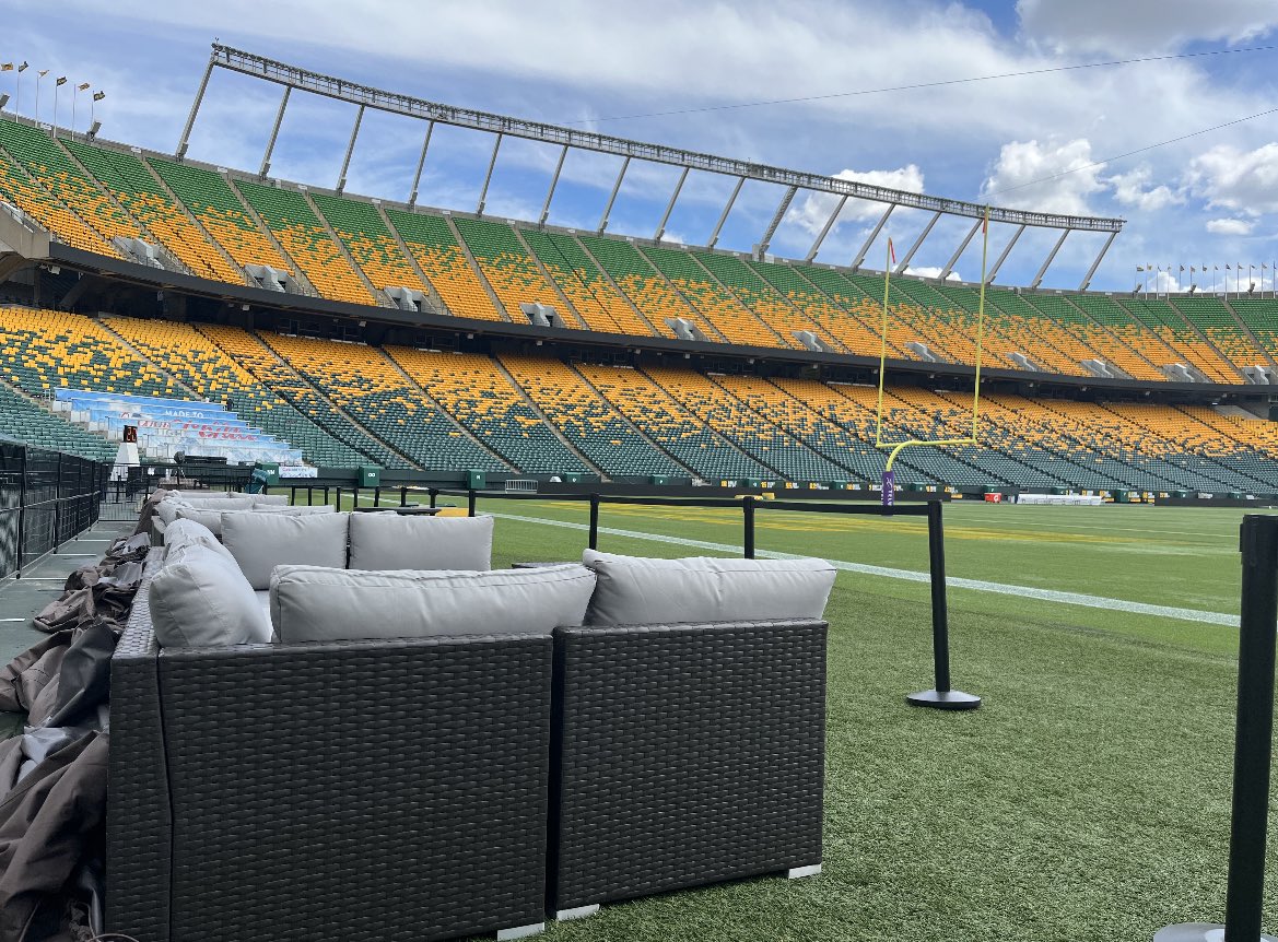 EEKarter's tweet image. Happy game day! We have one LOGE table remaining. Giving it away to one lucky person for our game tonight at 7pm. Must be following me, RETWEET for a chance to win the table! Good luck. #GoElks