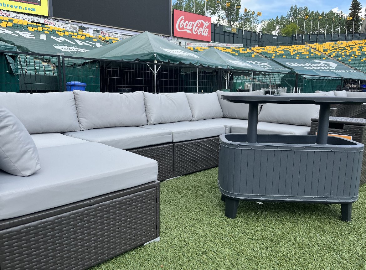 EEKarter's tweet image. Happy game day! We have one LOGE table remaining. Giving it away to one lucky person for our game tonight at 7pm. Must be following me, RETWEET for a chance to win the table! Good luck. #GoElks