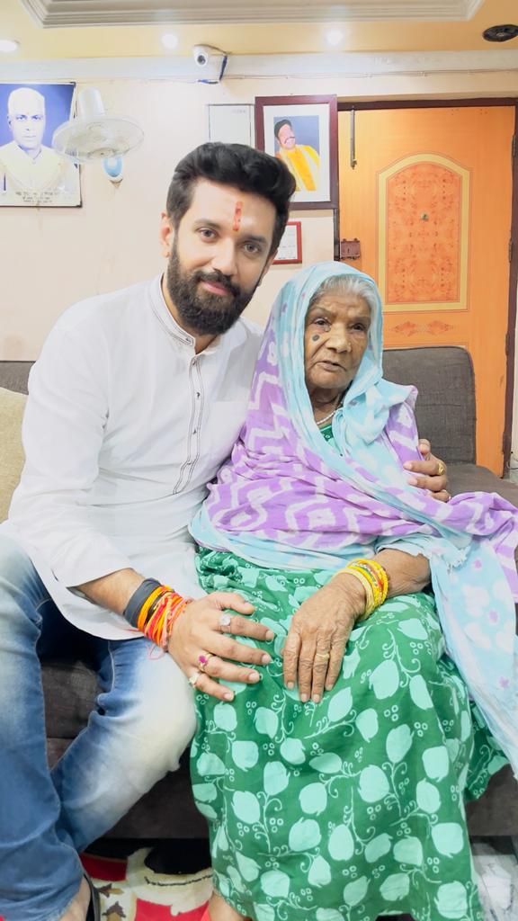 iChiragPaswan's tweet photo. जीजाजी श्री अनिल साधु जी की माँ के साथ। आप हमेशा स्वस्थ रहें। आपका आशीर्वाद हमेशा हम सब को मिलता रहे।🙏 https://t.co/N76dGgCW0H