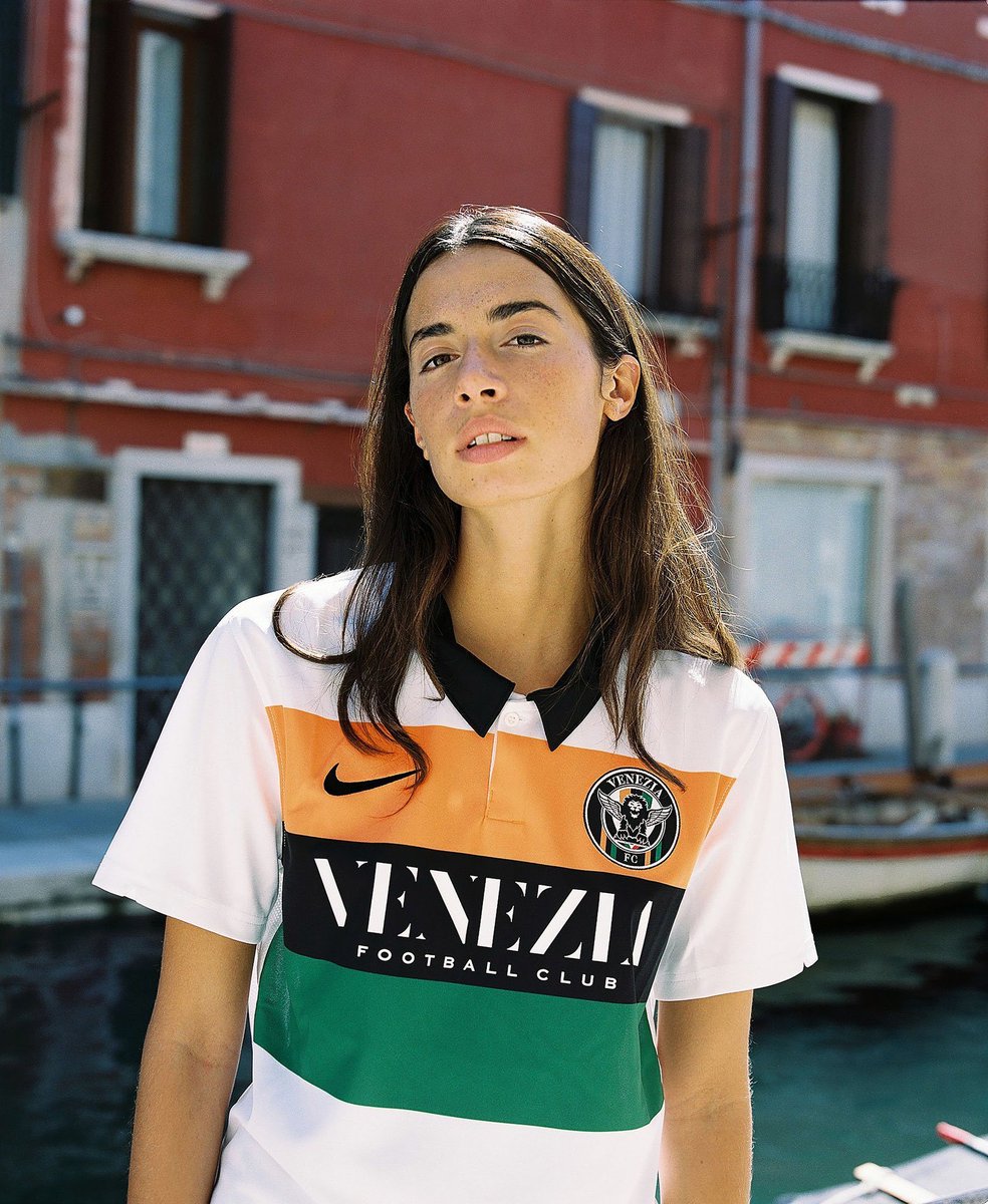 paposfut's tweet photo. É impressionante como TODA CAMISA do Venezia, da Itália, é LINDA, parece muito roupa de loja de grife

Terceira temporada SEGUIDA que eles lançam camisas SENSACIONAIS https://t.co/BqipCmhtuN