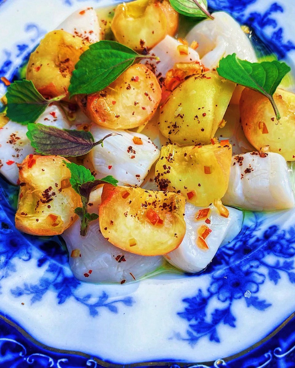 One day I would have all the books in the world, shelves and shelves of them. I would live my life in a tower of books. I would read all day long and eat peaches. 
~ J. Kelly
⚜️Coquilles St. Jacques Cru⚜️
Sea Scallops, Donut Peaches🍑 Aleppo Pepper, Pink Pepper Corn and Basil 🌿