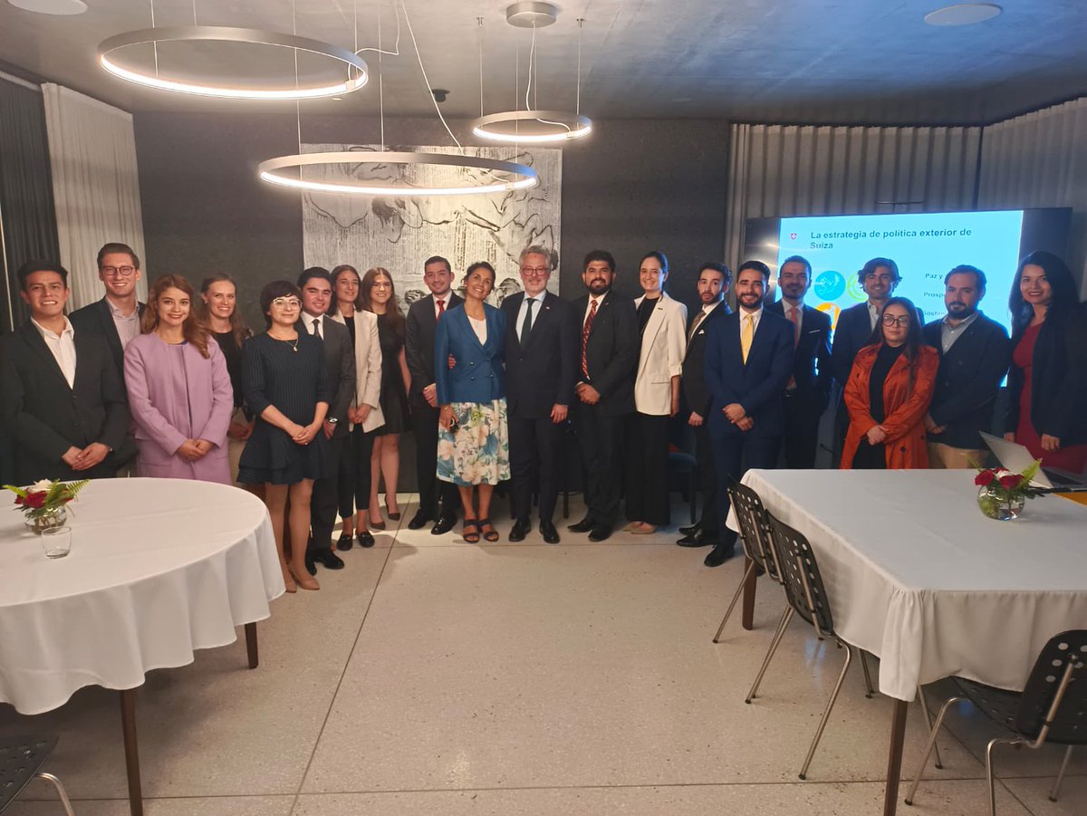 PJCOMEXI's tweet photo. Muchas gracias al Embajador Pietro Piffaretti @PPiffaretti y a @CH_Mexico 🇨🇭 por la charla sobre política exterior y neutralidad suizas, que sostuvo con nuestra membresía y amigos de la @SwissChamMexico, el @StGallenClubMx y @sllmlaw 🤝 https://t.co/0LufERPmyF