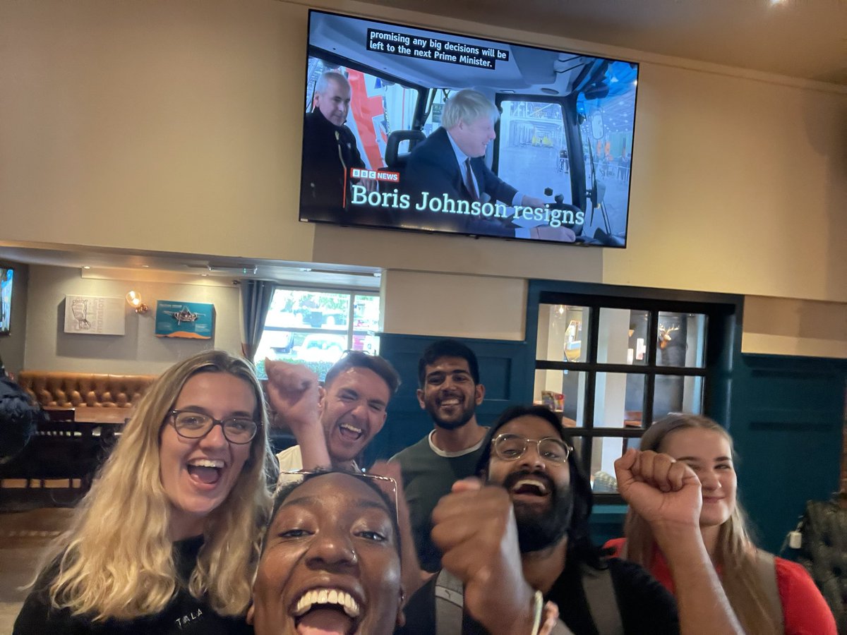 UoNSU_Sports's tweet photo. Think this photo sums it up really #BorisJohnson https://t.co/CQMMXtZq6X