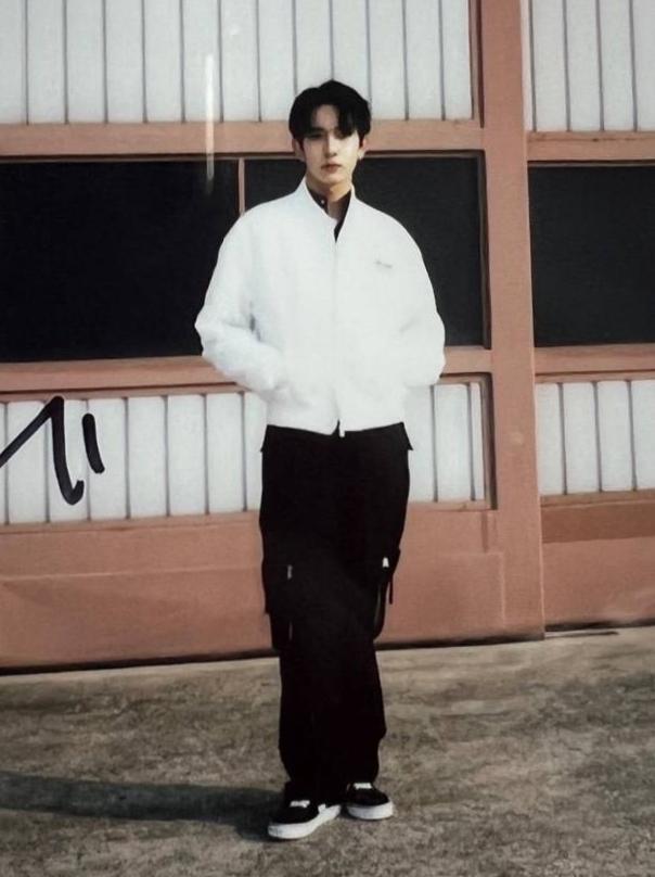 hourlylhs's tweet photo. heeseung's body proportion https://t.co/teR78iVI4j