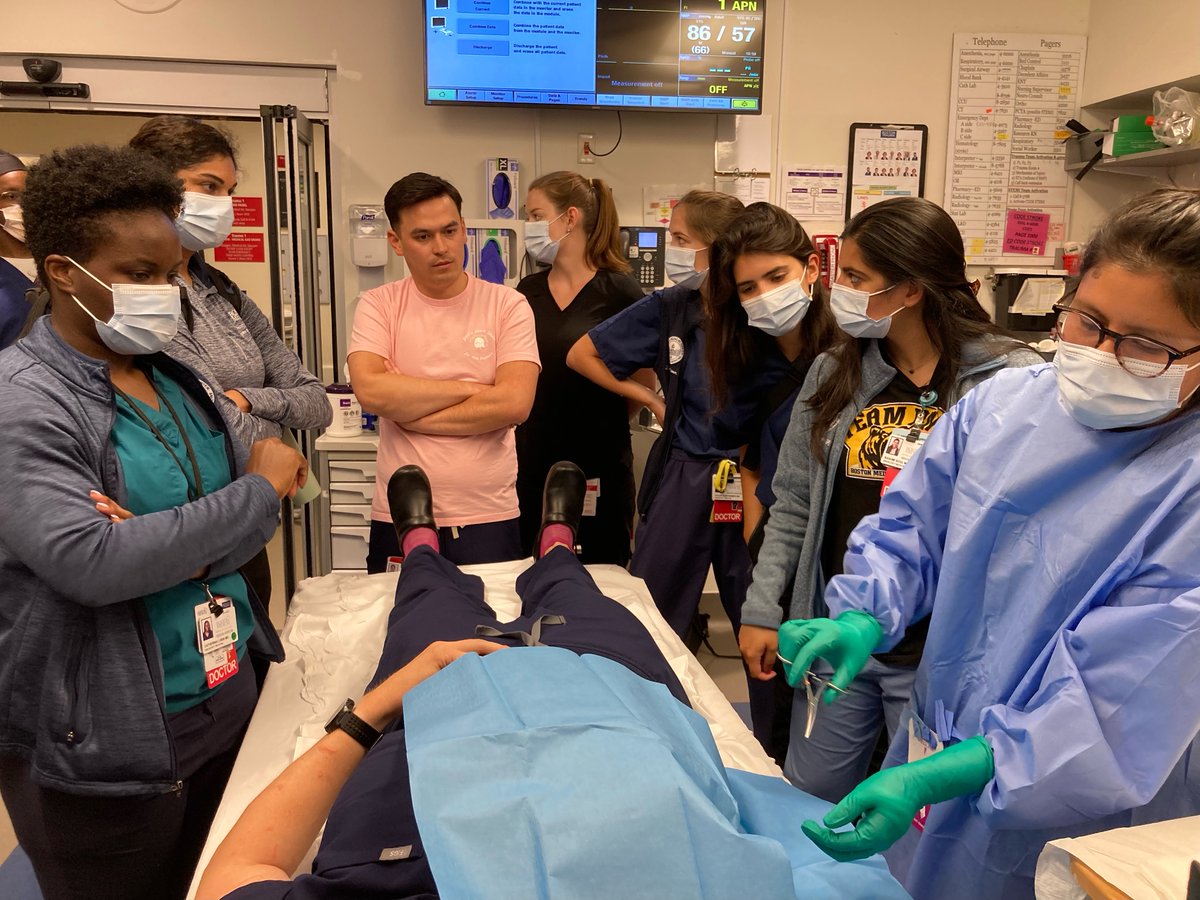 BMC_EM's tweet photo. Our PGY-2s spend July preparing for their roles as the procedure and resuscitation residents in the ED. Today, they had some time to practice chest tubes in a trauma room. 💉🧪🪡 https://t.co/pXdIw96Ea0