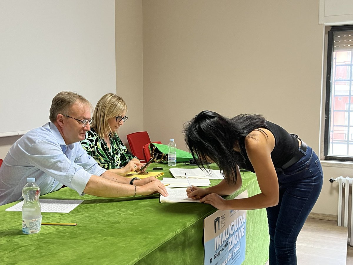 È nata 
#COMUNITÀDAUNE, la coop di comunità di #ACCADIA. Le procedure di adesione di una rappresentanza di cittadini si sono concluse poco fa davanti alla notaia Liana Benincaso. Cittadini che hanno deciso di attivarsi x lo sviluppo del proprio territorio. #DASOLINONCESTORIA