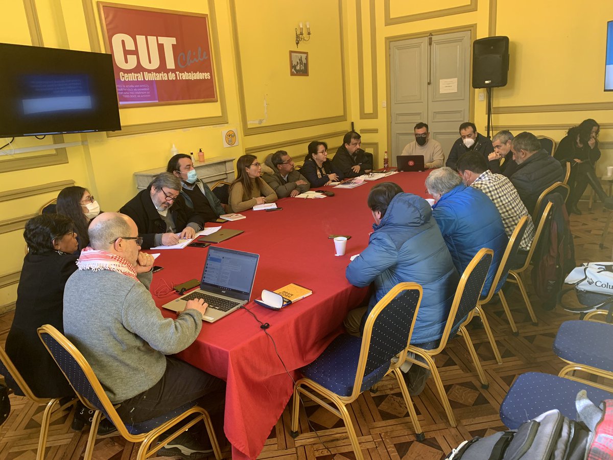 Cutchile's tweet photo. Hoy la @MSP_CUT se reunió en la sede de la Central, donde acordó votar por el #Apruebo en el marco del #Comando4S ✍️🗳 Además de preparar la reunión con la DIPRES el próximo viernes 22 de julio, en el marco de la instalación de las mesas comprometidas en el protocolo de acuerdo. https://t.co/srvpQZbhHF
