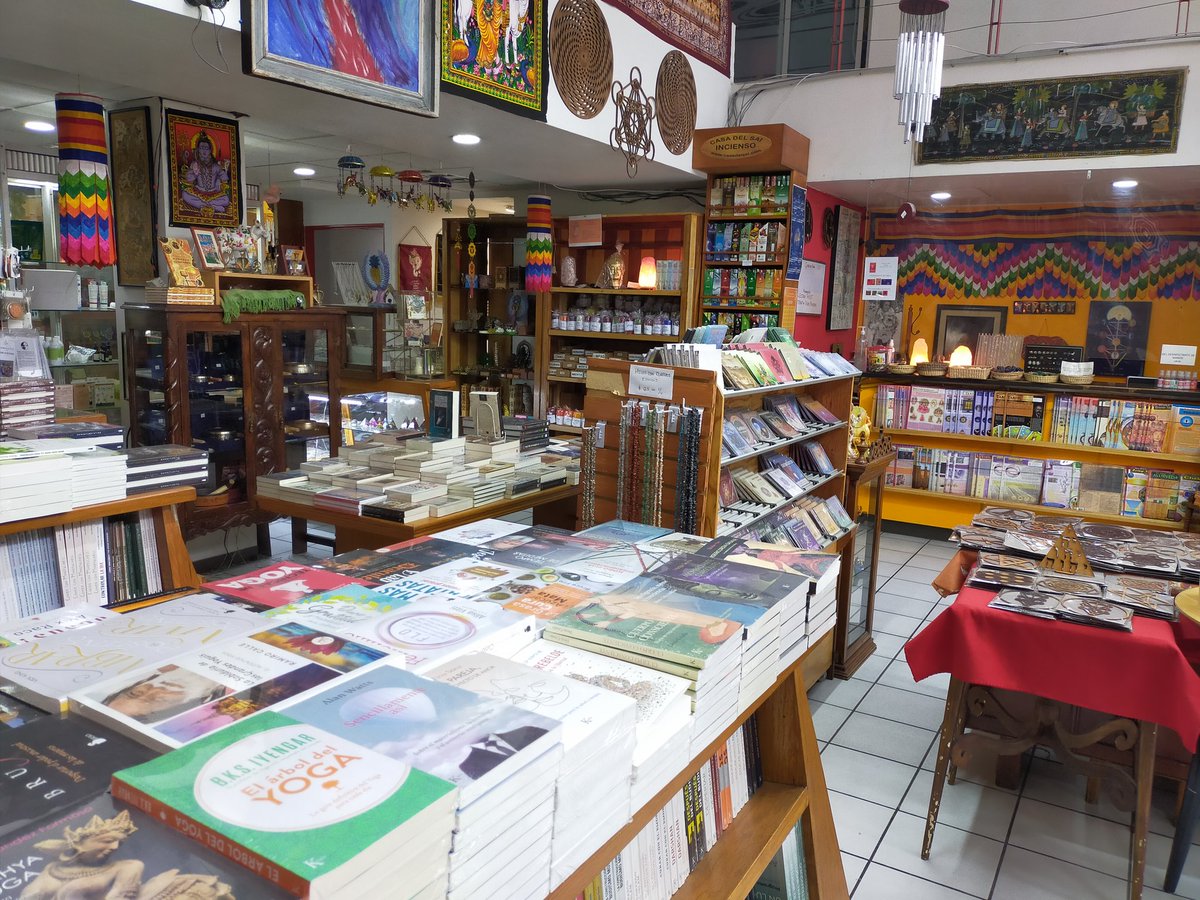 libreriayug108's tweet photo. Los espacios con libros especializados en las grandes tradiciones empezaron a aparecer dentro y fuera de la gran urbe. Hubo un especie de auge de librerías esotéricas.
#libreriaesotericaYug
#mantras
#hermetismo #yoga
#vegetariano https://t.co/h5KIqyLBCk
