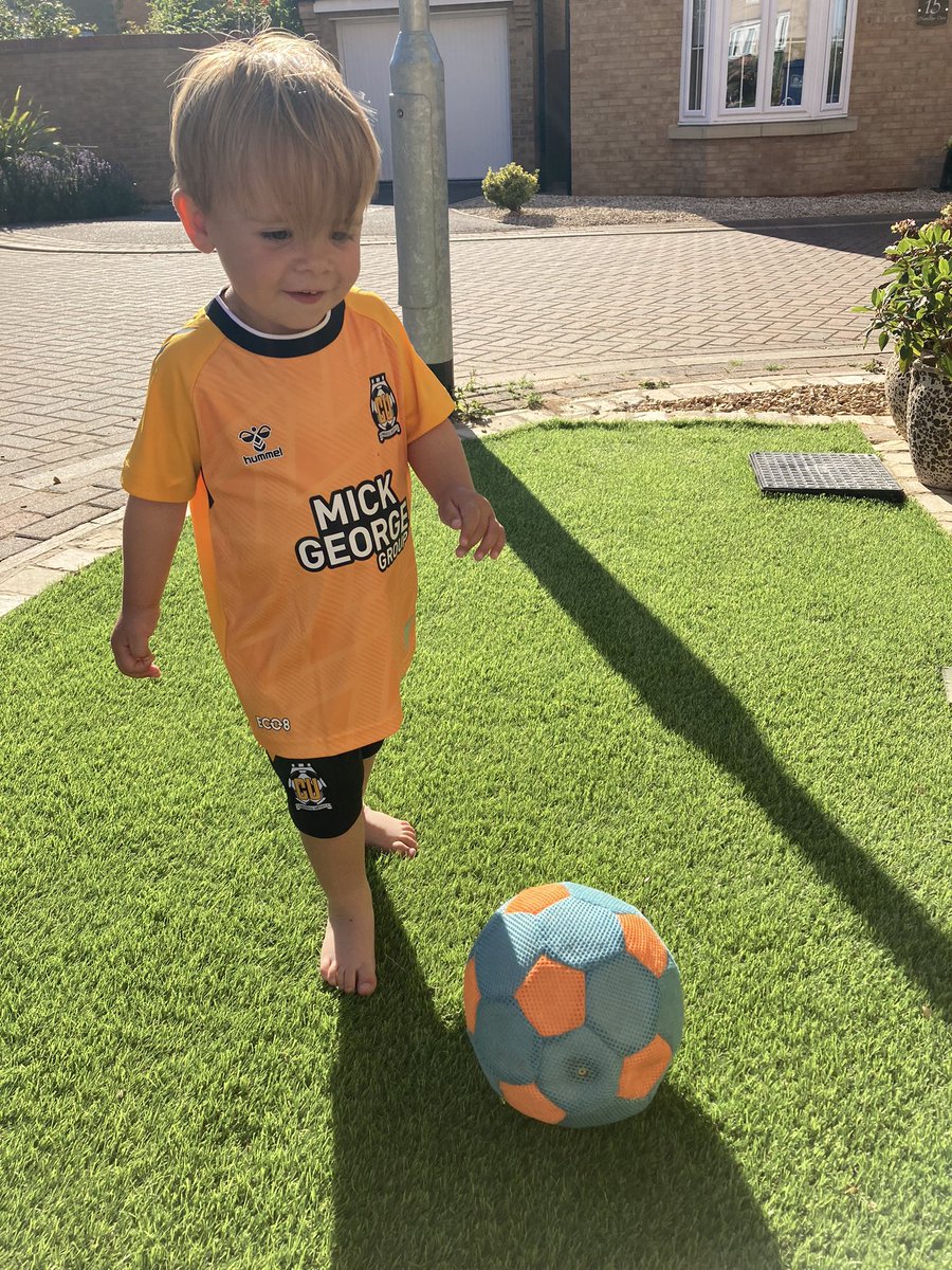 Freddie_kicks_'s tweet photo. Freddie’s first football strip @CambridgeUtdFC @markbonnercufc @mickgeorgeltd Hopefully the first of many 🙌 #football https://t.co/S9S13iPfw9