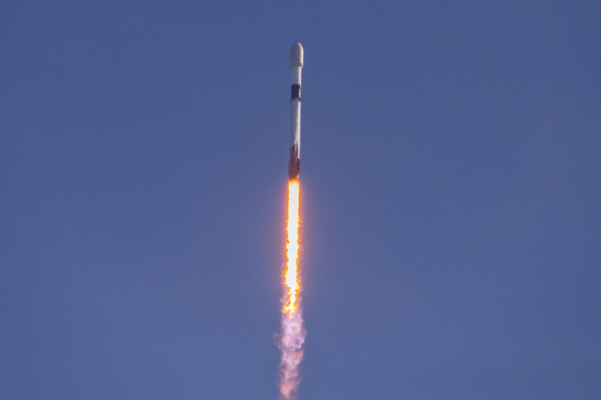 SLDelta45's tweet image. Congratulations to SLD 45 &amp;amp; @SpaceX on this morning’s Starlink 4-21 launch. This launch marks over 1,000 payloads on orbit in the last 365 days, &amp;amp; brings our launch pace to greater than one per week! Your dedication allows us to #SetThePaceForSpace from the Eastern Range &amp;amp; AATS.