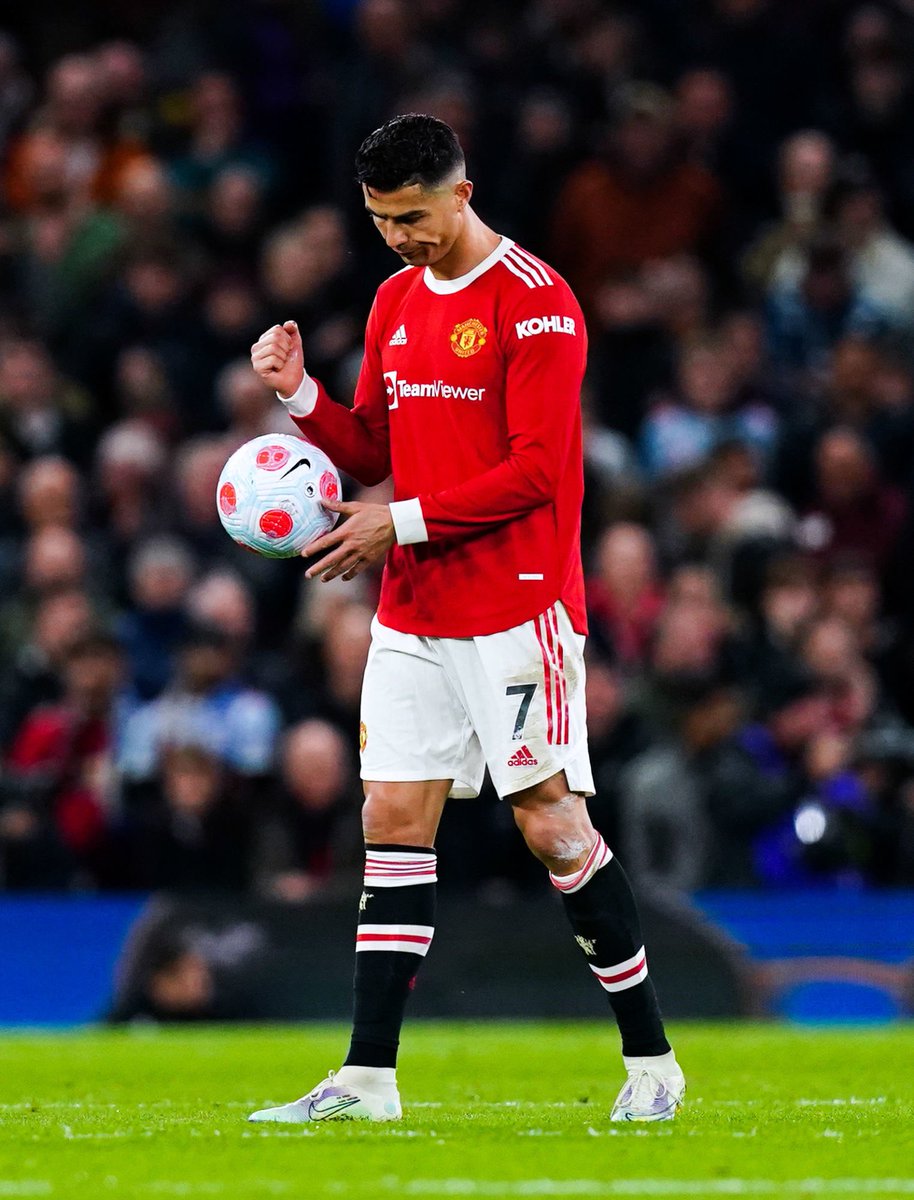 ActuFoot_'s tweet photo. 🚨 Cristiano Ronaldo ne s’envolera pas avec ses coéquipiers pour la tournée de pré-saison de Manchester United.

Il a obtenu un congé supplémentaire pour s'occuper d'un problème familial.

(@TelegraphDucker) https://t.co/Ohuil3Xsq4